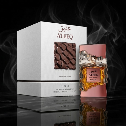 Extrait de parfum masculin Ateeq par Nusuk présenté dans un décor oriental chaleureux