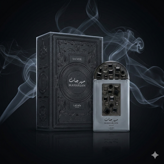 : Parfum Maharjan Silver de Lattafa mis en valeur dans une ambiance luxueuse et sobre.