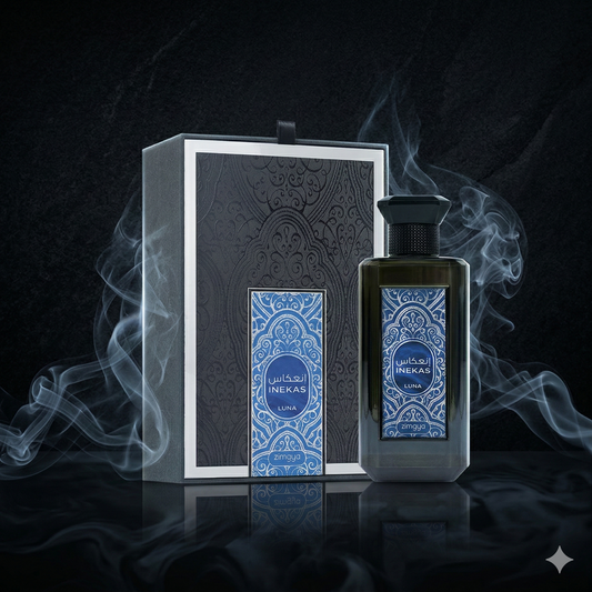 Parfum Inekas Luna de Zimaya mis en valeur dans une ambiance luxueuse et sobre.